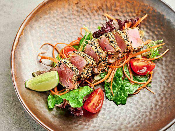 Pivino - Татаки с тунцом на подушке из томатов черри с листьями салата и паназиатской заправкой