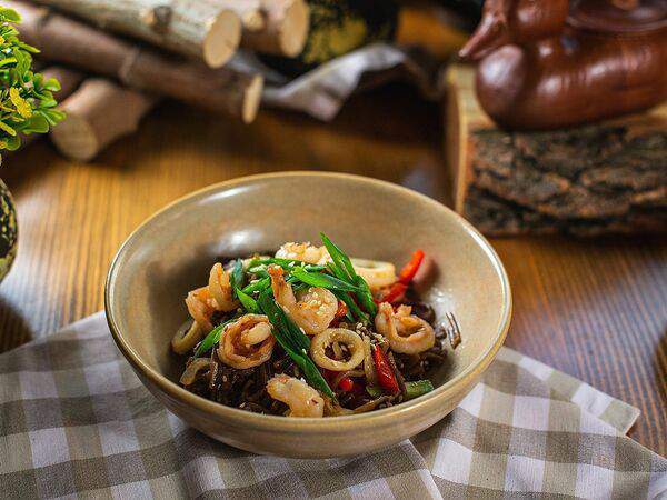 Дикая утка - Вок с креветками и кальмаром, лашой соба и азиатским соусом