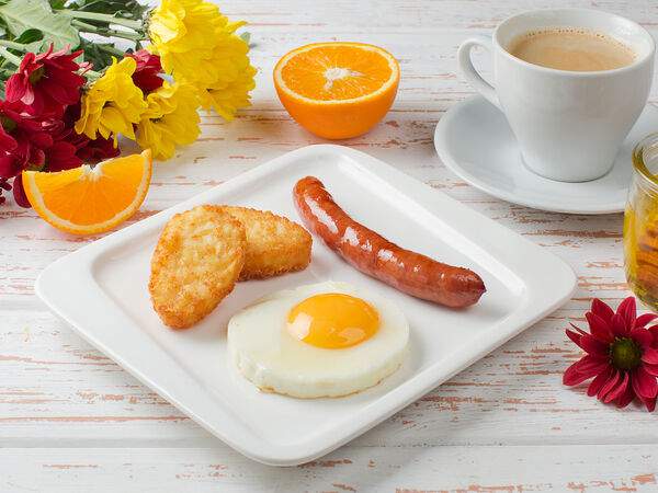 Му-Му - Яйцо жареное с колбаской и ростиксами