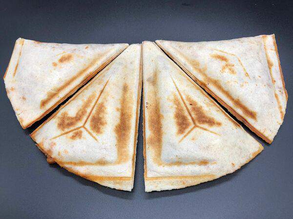 Роллы на районе - Кесадилья с рубленой говядиной и соусом гриль