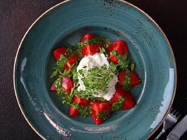 Vinograd - Томаты бакинские со страчателлой и соусом песто