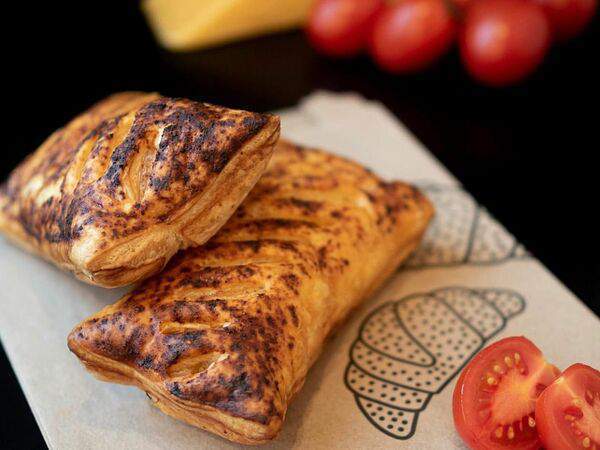 Пекарня Буханка - Пикантная слойка с сыром и томатами