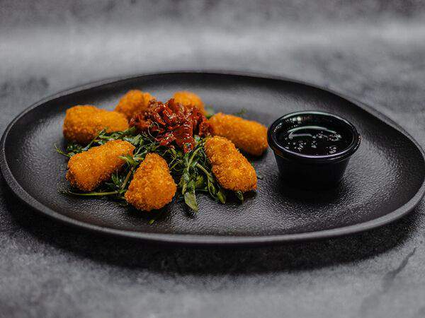 Сад On line - Хрустящий бри с вялеными томатами и руколой