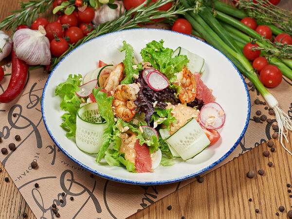 Базилик - Салат Романо с креветками и соусом авокадо