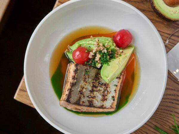 Avocado queen - Лосось гриль с мятым авокадо