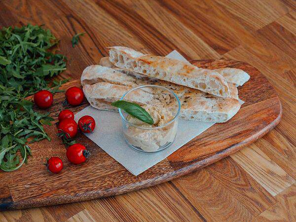 Duo Pizza & Wine - Хлебные палочки с хумусом