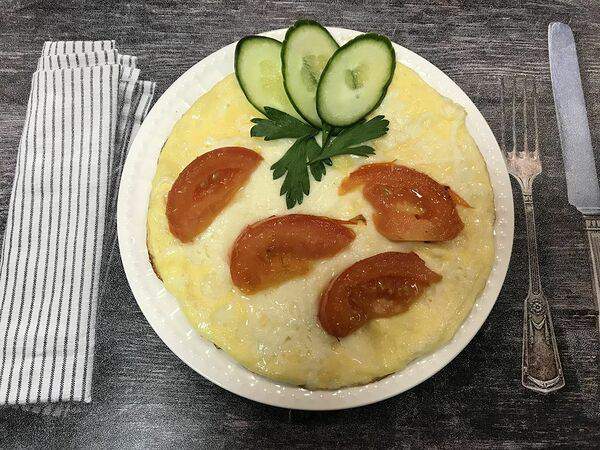 Пельменьок - Омлет с помидорами и моцареллой