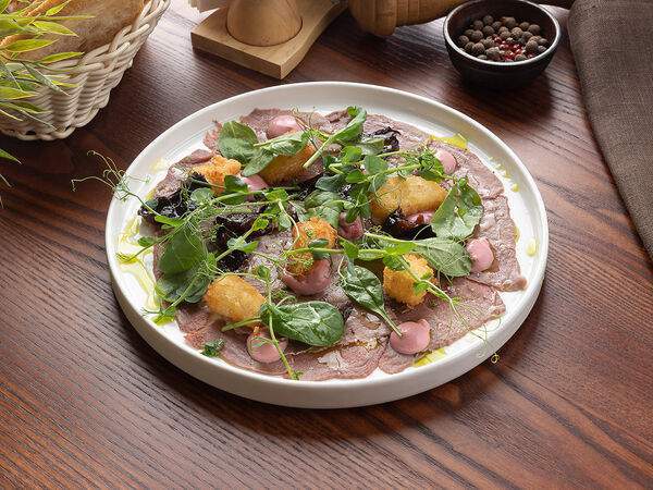 L'angolo Italiano - Карпаччо из копченой утки с обжаренным бри, черносливом и малиново-горчичным соусом