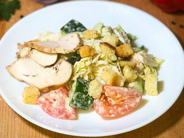 Bazar - Салат куриный с соусом Цезарь