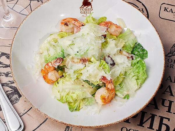 Torro Grill - Салат Цезарь с креветками гриль