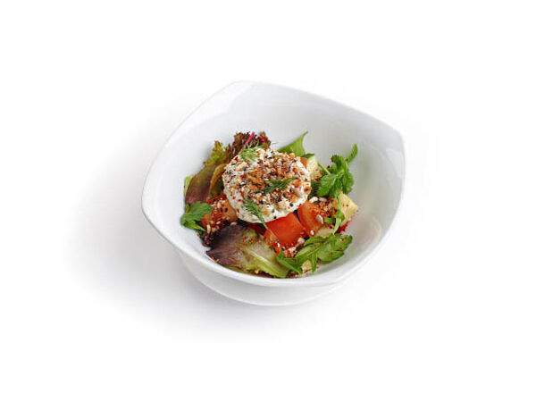 Гриль бутыль - Салат из свежих овощей с яйцом Пашот и соленой гранолой