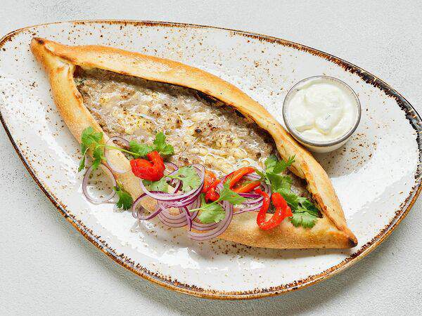Базилик - Турецкая лепешка с рубленым мясом (говядина)