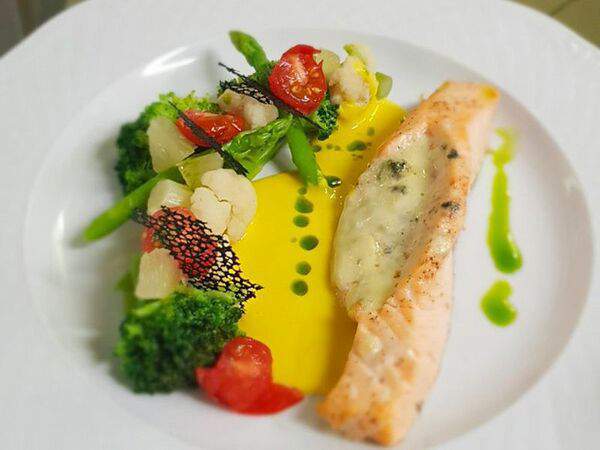 Васнецовъ - Филе лосося с сыром Дорблю