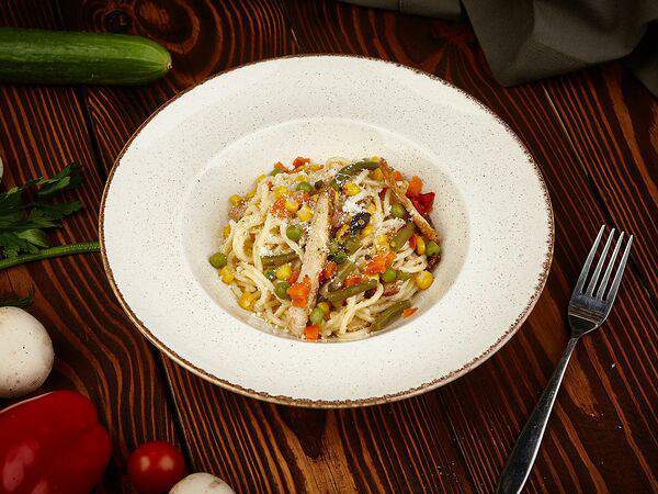 Вершина - Паста с курицей и овощами