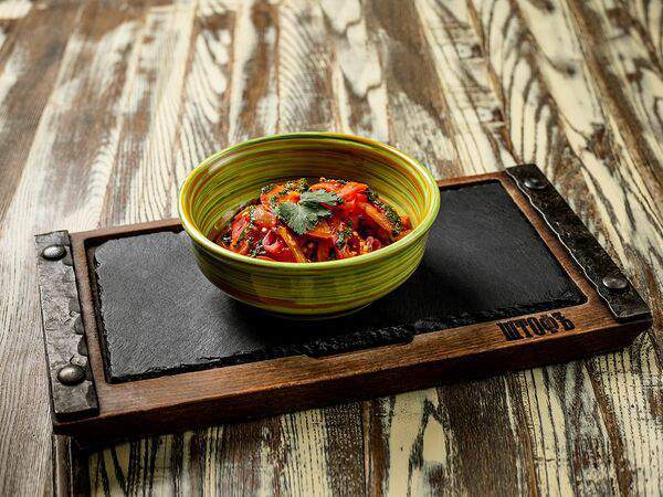 Штофъ - Салат из восточных помидоров с красным луком, перчиком чили и веточкой кинзы