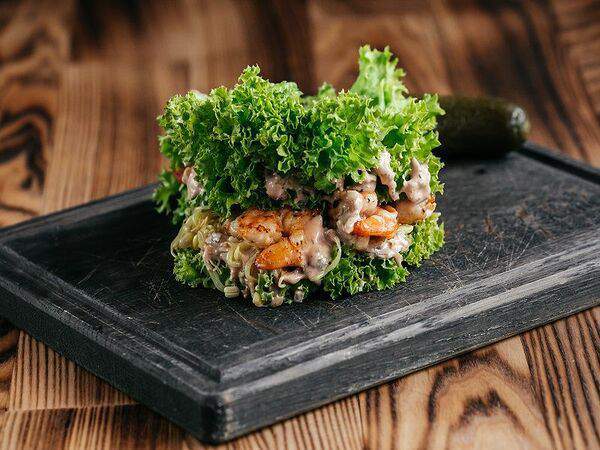 #FARШ - Бургер Джонни чан с креветкой в листьях салата