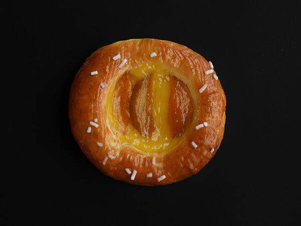 Брецель - Булочка с яблоком и карамелью