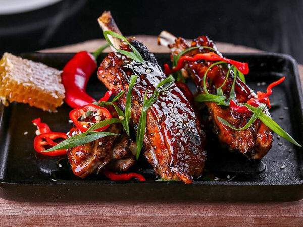 The Black Door - Ребра домашней свиньи в медово-имбирном соусе