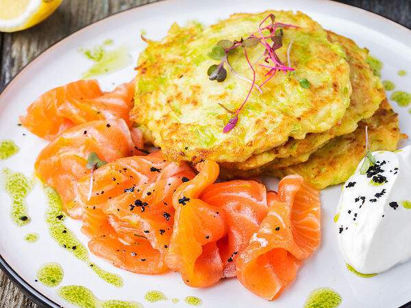 Пряности & Радости - Семга шеф-посола с оладьями из цукини