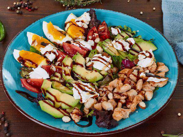 Hardy's pizza - Теплый салат со свининой и авокадо