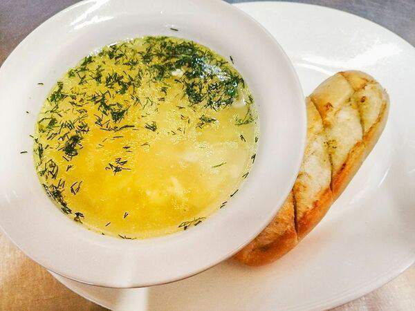 Старые традиции - Бульон куриный с булочкой чесночной