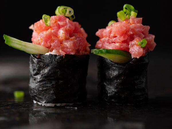 Godzilla sushi - Гункан с тунцом
