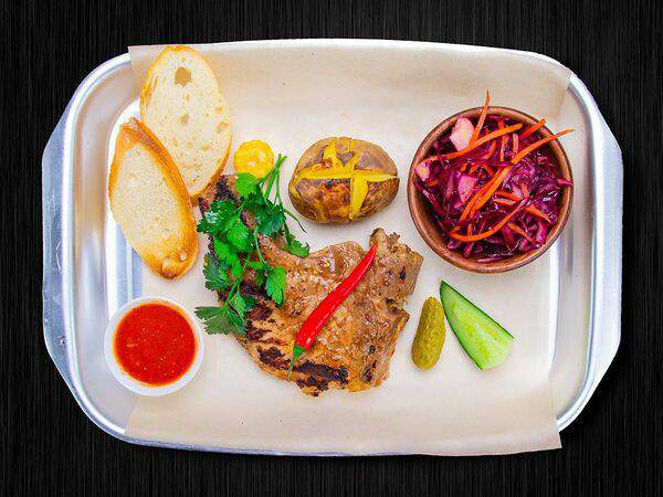 Мясо - Свиная корейка на кости на гриле с гарниром