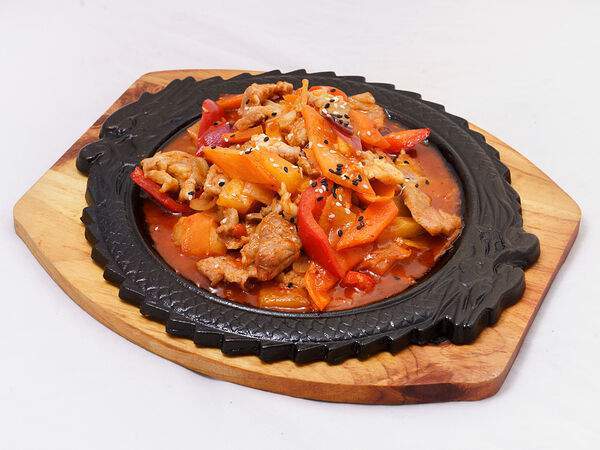 PanAsian Restaurante CHIN-CHIN - Свинина с ананасом на сковороде