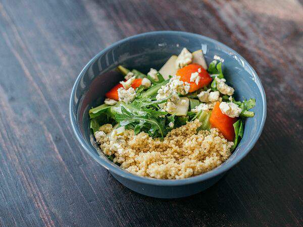 Космос - Салат с киноа, грушей и сыром