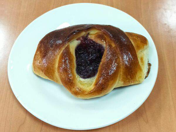 Доставка пирогов - Булочка с клубникой