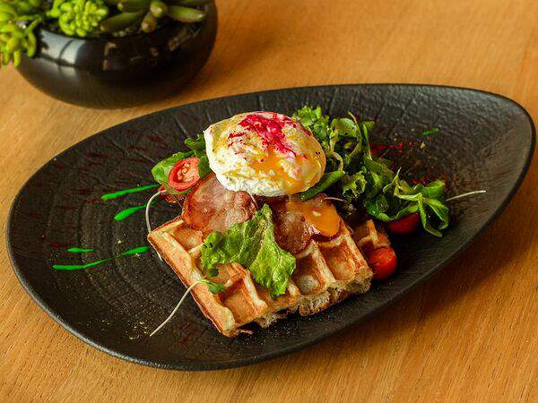 Победа - Вафля бельгийская с обжаренным беконом, авокадо, овощным миксом и яйцом пашот