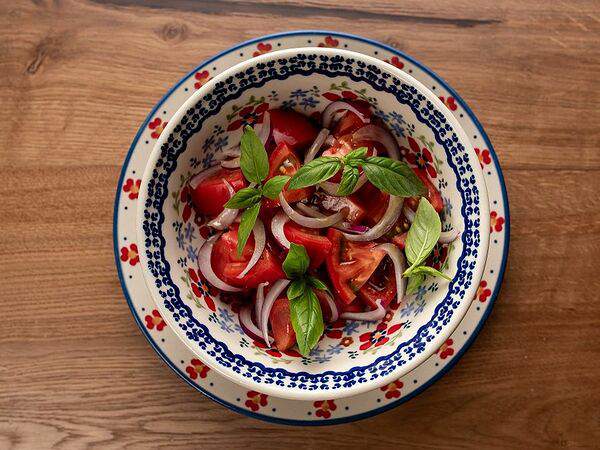 Сыроварня - Салат с помидорами и красным луком