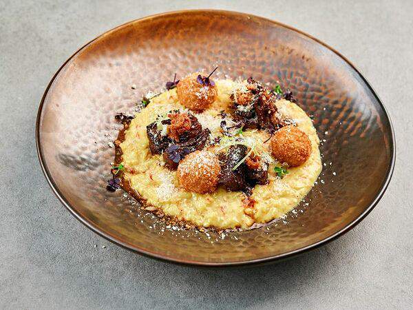 Pivino - Ризотто с рваной говядиной, сыром маскарпоне, томатами и соусом демиглас