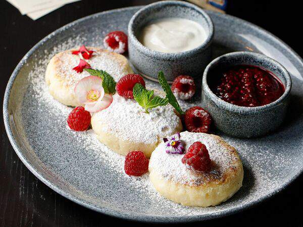 Месье оливье - Сырники творожные с домашней сметаной, и ягодным вареньем