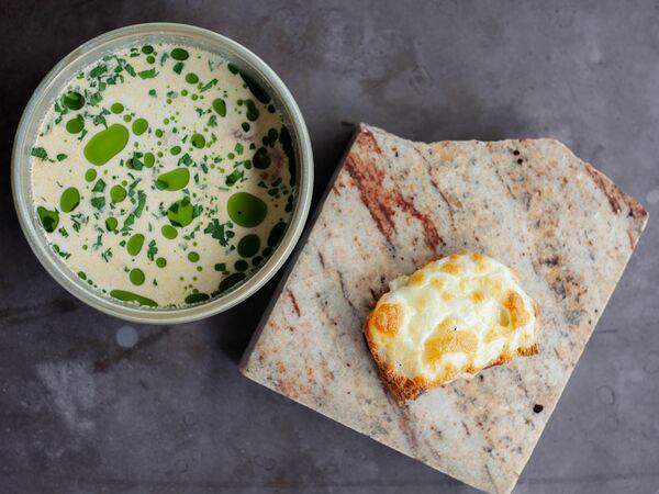 Китчен - Сливочный суп с индейкой, тост с домашней ветчиной