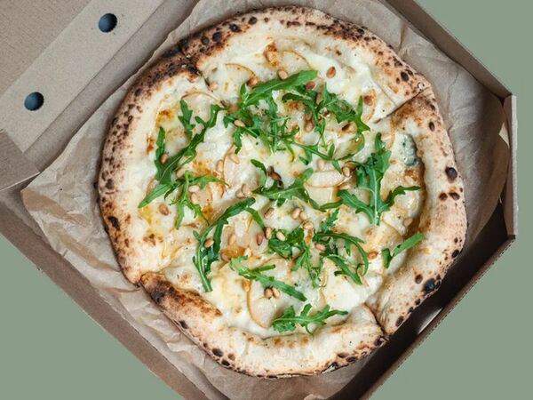 Pulcinella Pizzeria - Пицца Груша и горгонзола