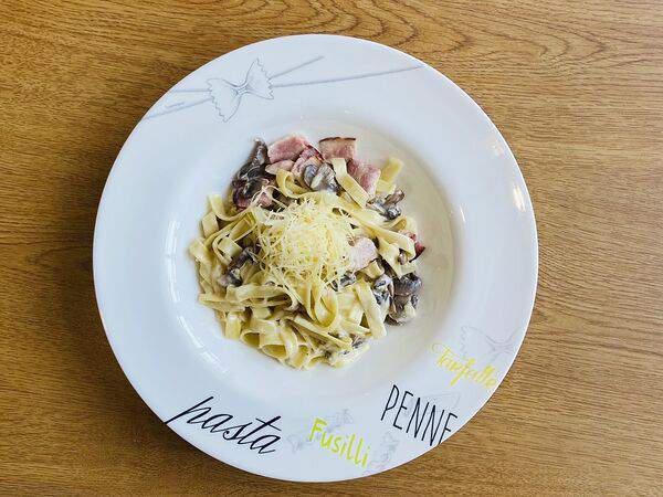 Изюм - Феттуччине с грибами и беконом