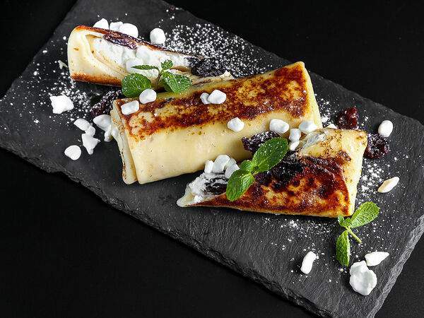 The Black Door - Сладкие блинчики с творогом и темным изюмом