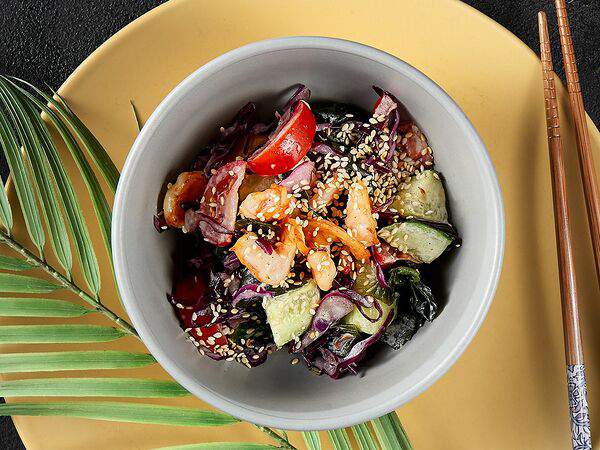 Bao - Овощной салат с креветками и вакаме