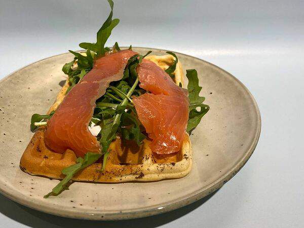 Кормим по-братски - Вафля бельгийская с семгой и крем чизом