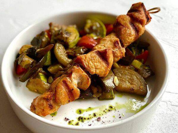 Ресторан 101 - Куриный шашлык с овощным соте