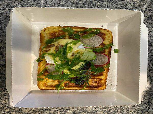 Кафе 38 - Льежские вафли с авокадо и яйцом Пашот