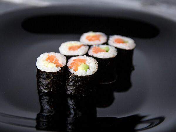 Авокадо - Ролл с лососем и авокадо