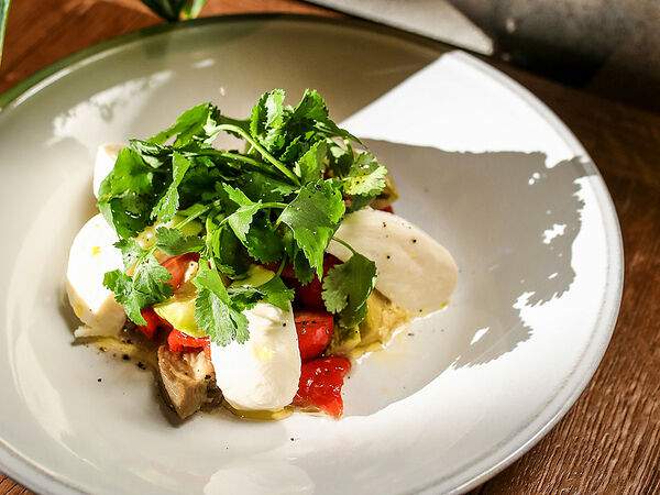 Сыроварня - Салат с печёными овощами и Моцареллой