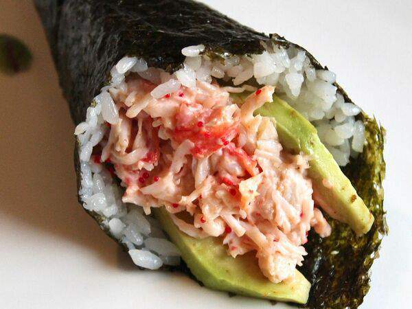 Море в коробке - Хэнд-ролл с мясом краба, соусом спайси и авокадо