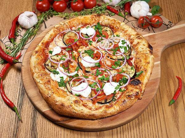 Базилик - Пицца с запечёнными баклажанами и кинзой