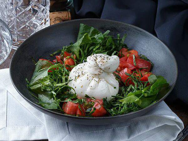 Fratelli - Буррата с розовыми томатами