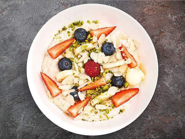 Corner Grill - Овсяная каша с ягодами, бананом и орехами