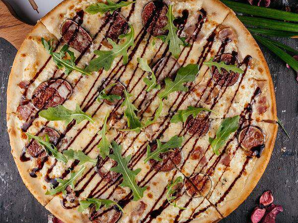 Benny Kitchen - Пицца со сливочными бортами с горгонзолой и инжиром