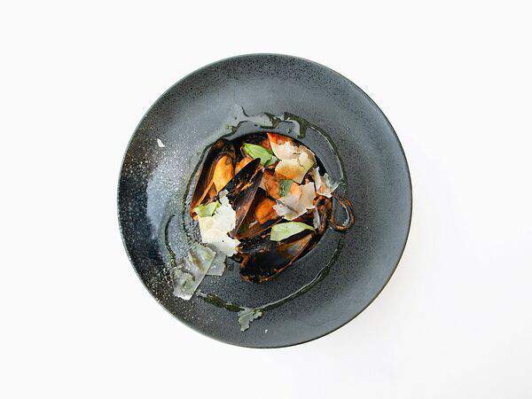 Гнездо - Спагетти неро с морепродуктами